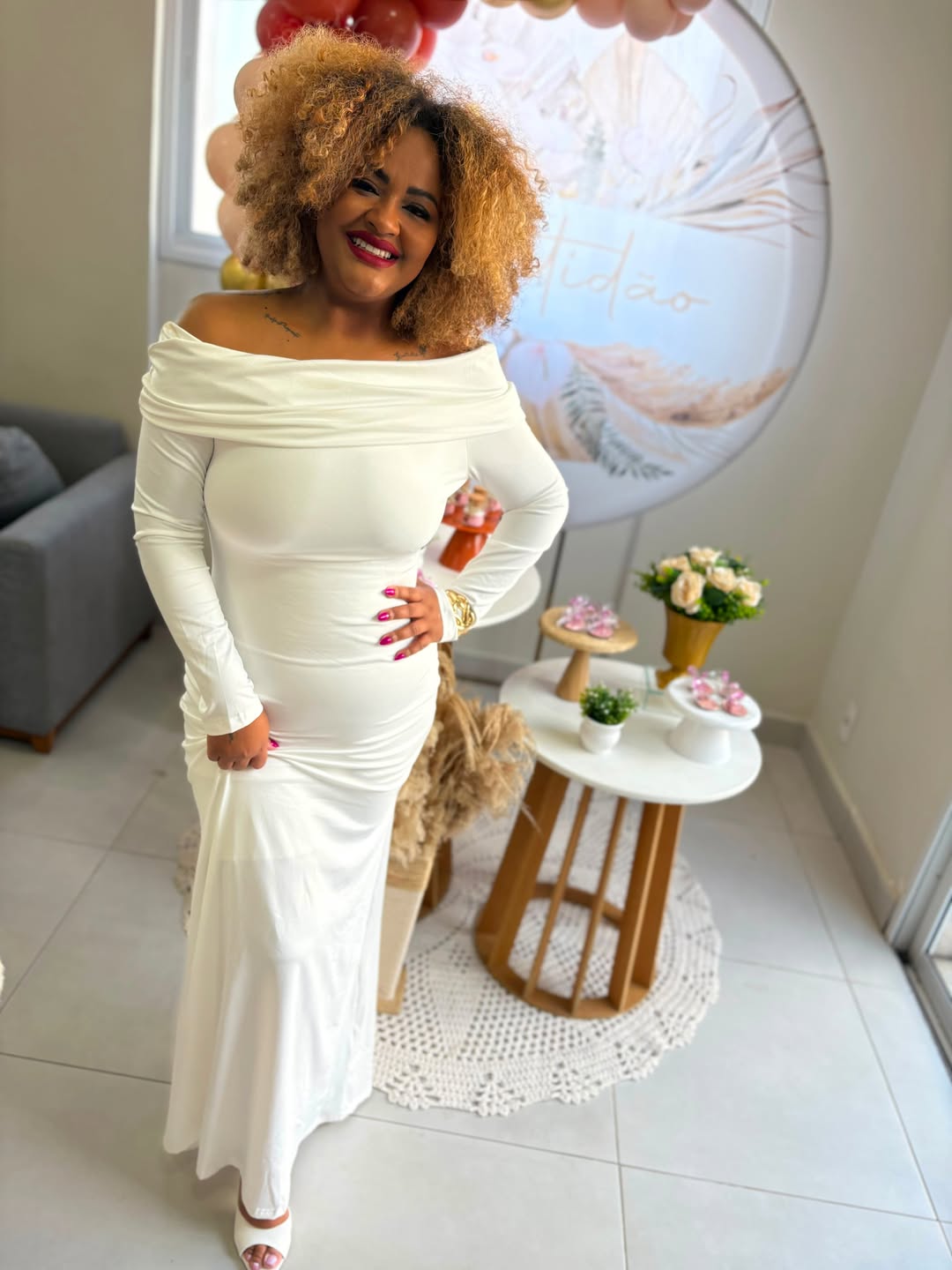 Diva Gaby em traje branco